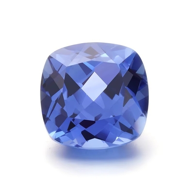 Những viên đá quý sapphire xanh được trồng trong phòng thí nghiệm với nhiều hình dạng và kích cỡ khác nhau để làm đồ trang sức