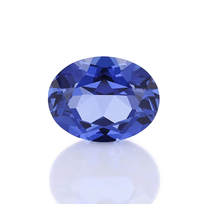Những viên đá quý sapphire xanh được trồng trong phòng thí nghiệm với nhiều hình dạng và kích cỡ khác nhau để làm đồ trang sức